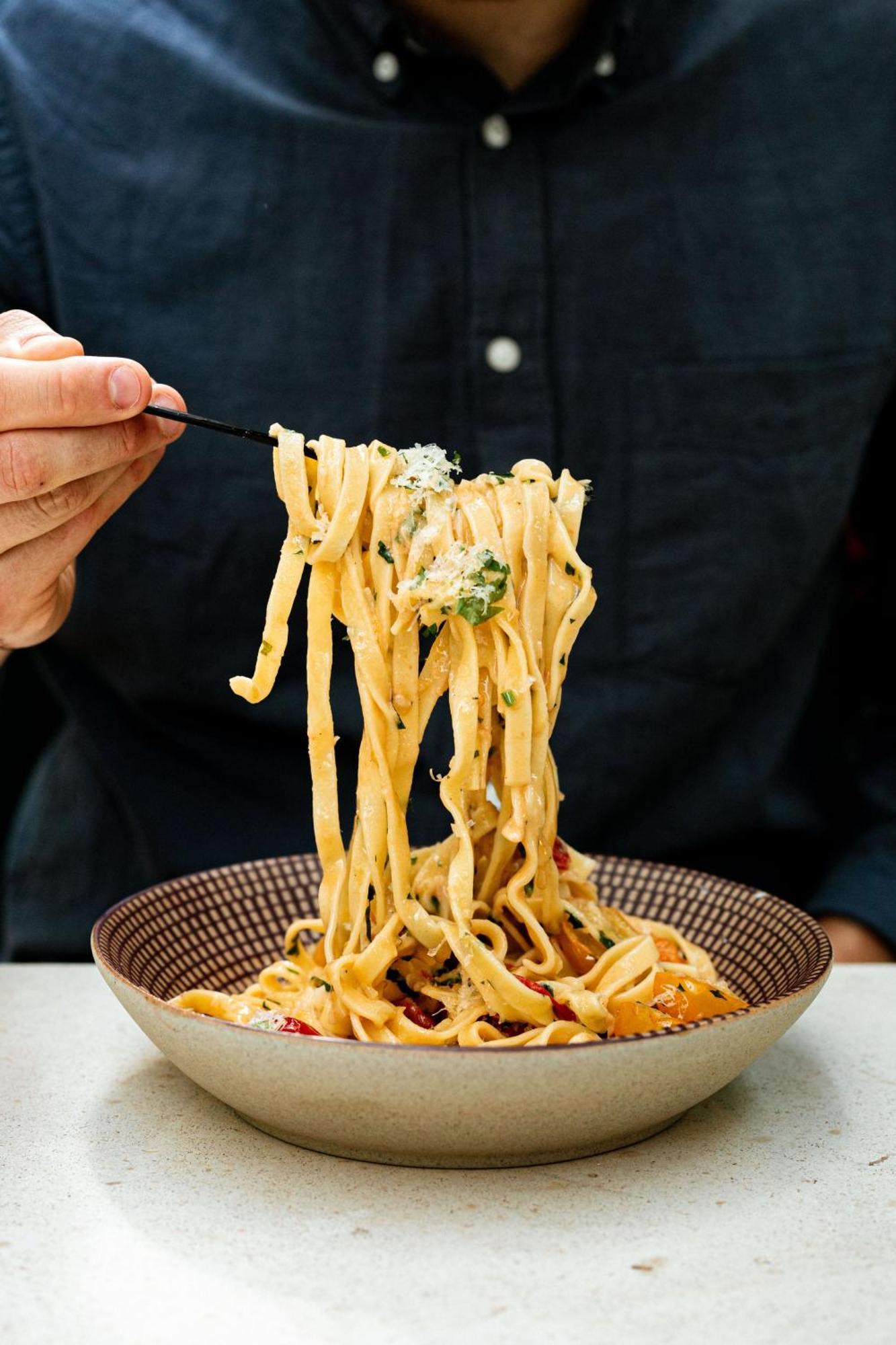 Verno House Budapest, Vignette Collection By Ihg Zewnętrze zdjęcie A person eating pasta with chopsticks