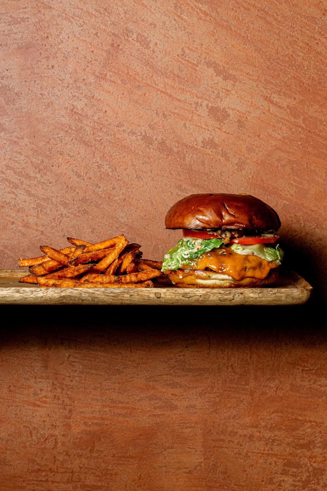Verno House Budapest, Vignette Collection By Ihg Zewnętrze zdjęcie A cheeseburger with fries