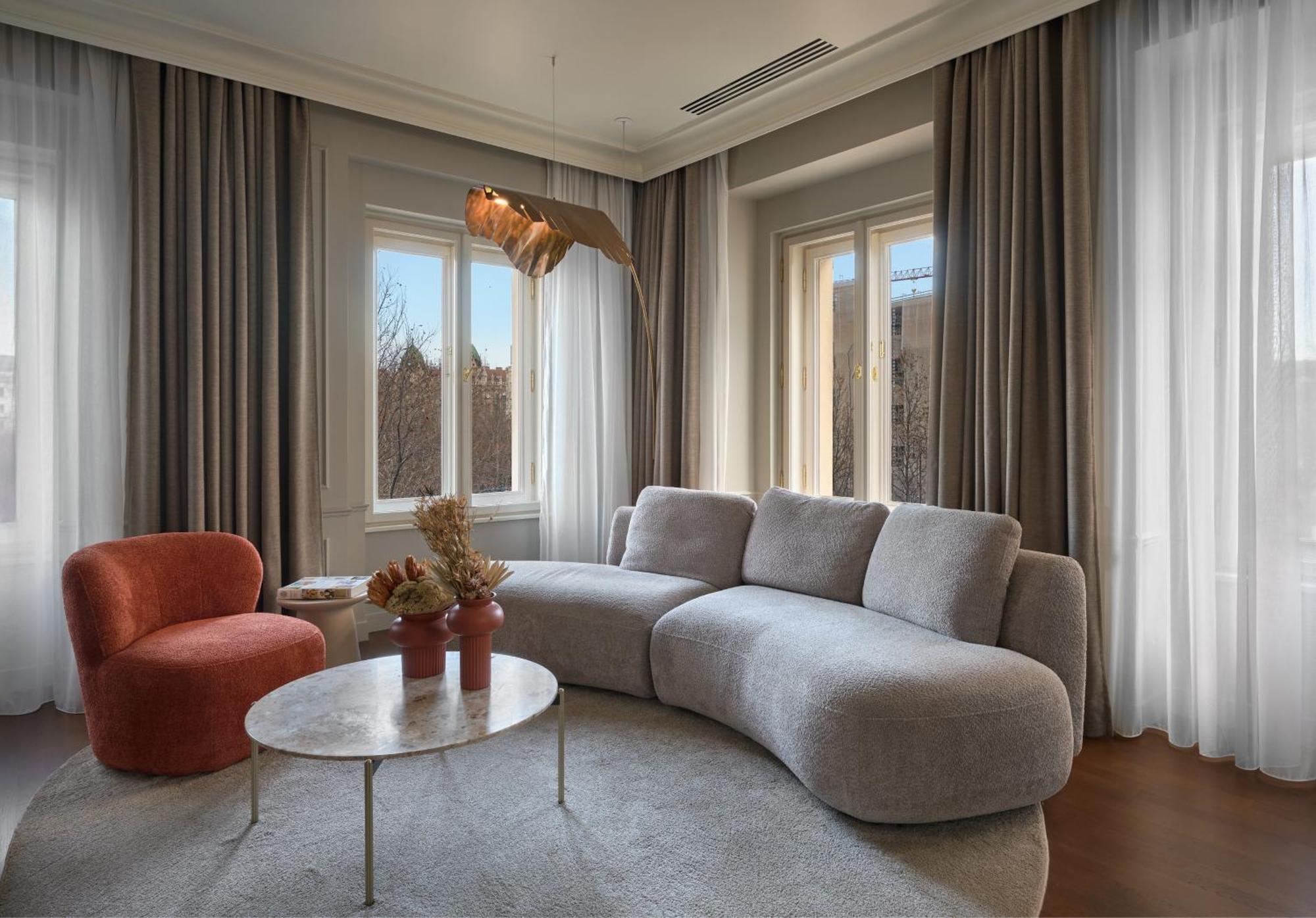 Verno House Budapest, Vignette Collection By Ihg Zewnętrze zdjęcie A living room with a sofa