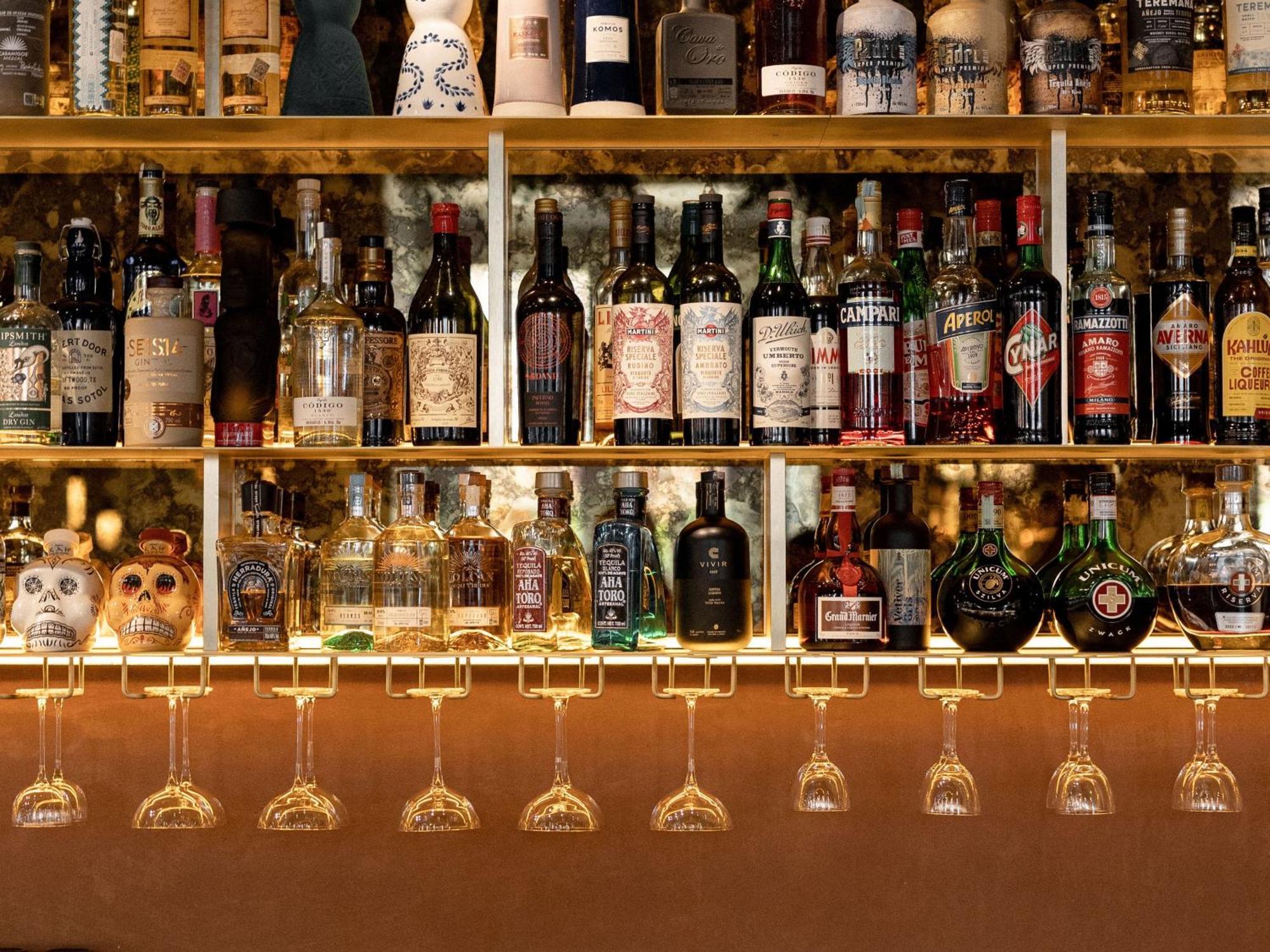 Verno House Budapest, Vignette Collection By Ihg Zewnętrze zdjęcie A selection of spirits